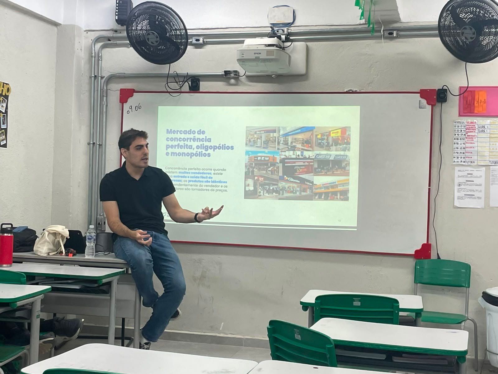 Mentor do Projeto Capitus dando aula sobre mercado e concorrência