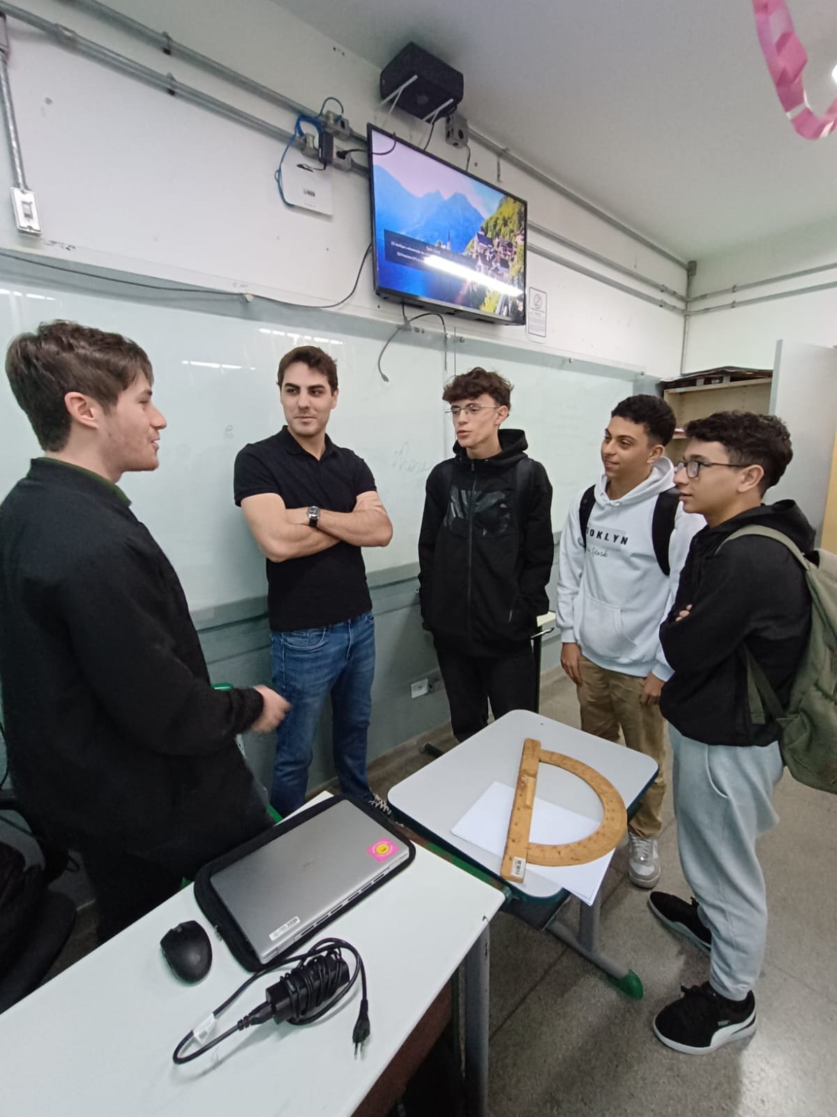 Dinâmica em grupo do Projeto Capitus com os alunos